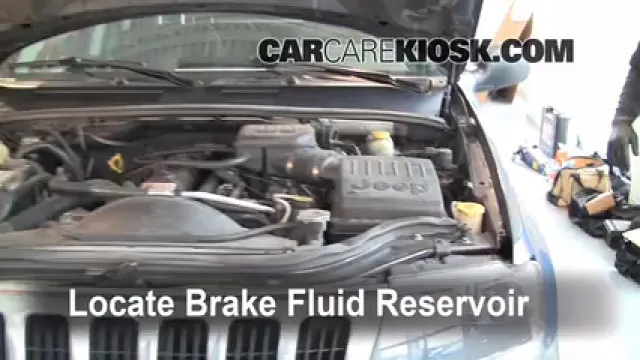 2003 Jeep Grand Cherokee Laredo 4.0L 6 Cyl. Brake Fluid Check Fluid Level